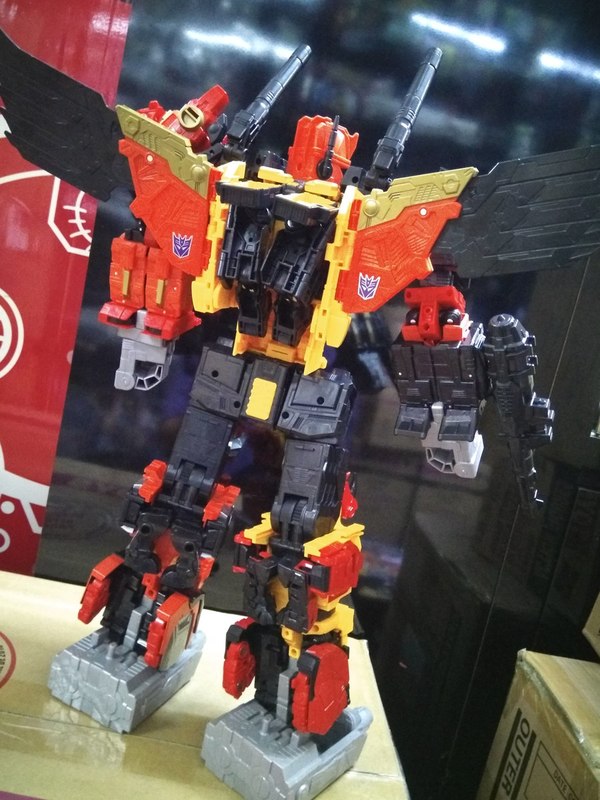 Predaking In Hand Images Of Titan Class Transformers Team  (3 of 7)